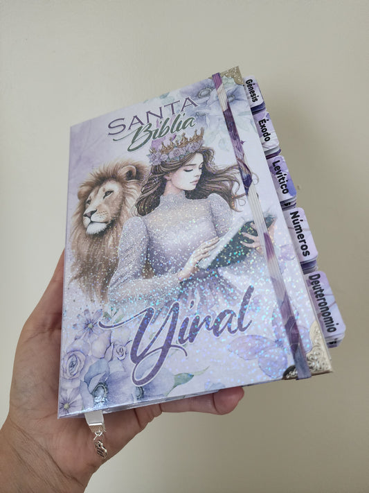 Biblia Guerrera de Dios ✨ | Flores Lavanda | Mujer y León | Reina Valera 1960 • NVI • KJV