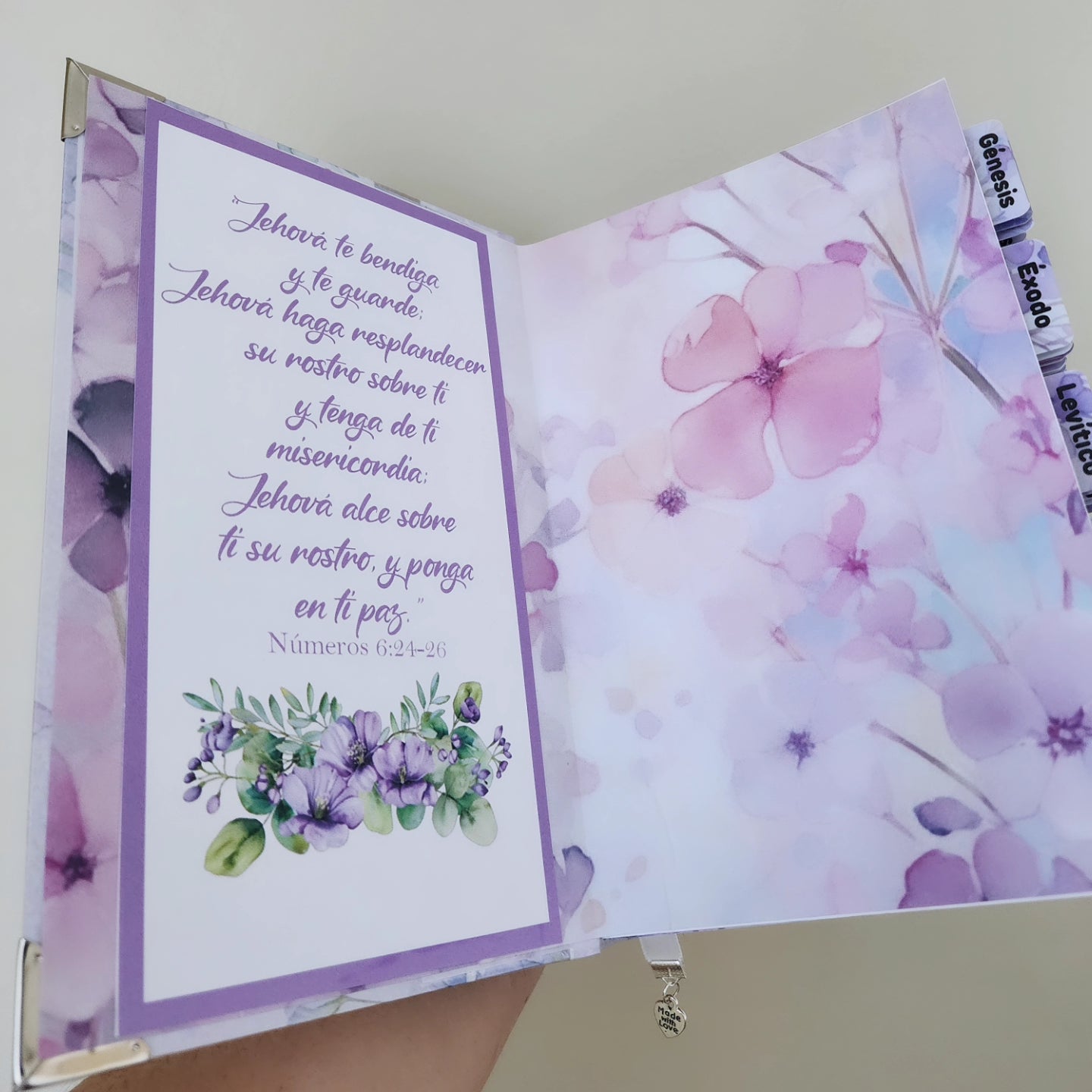 Biblia Guerrera de Dios ✨ | Flores Lavanda | Mujer y León | Reina Valera 1960 • NVI • KJV