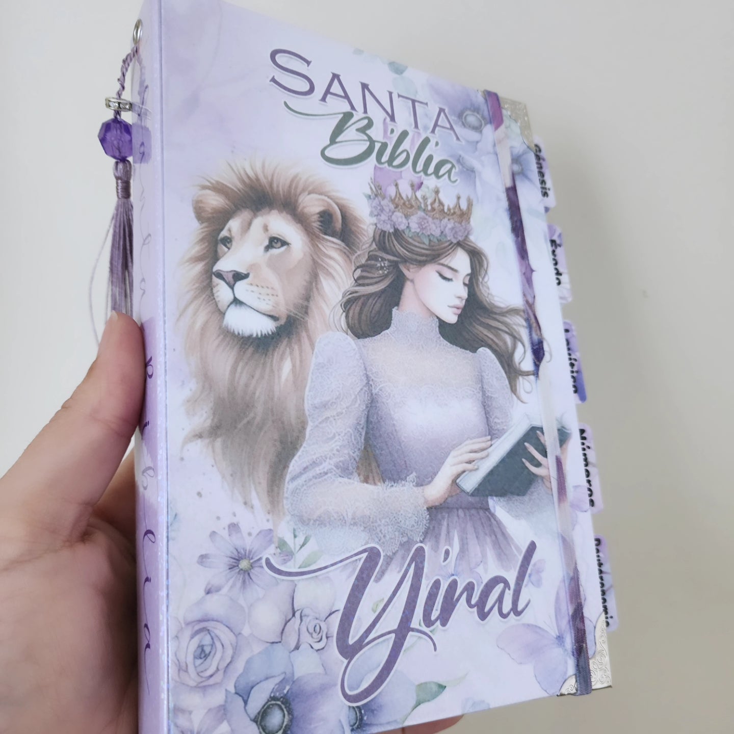 Biblia Guerrera de Dios ✨ | Flores Lavanda | Mujer y León | Reina Valera 1960 • NVI • KJV