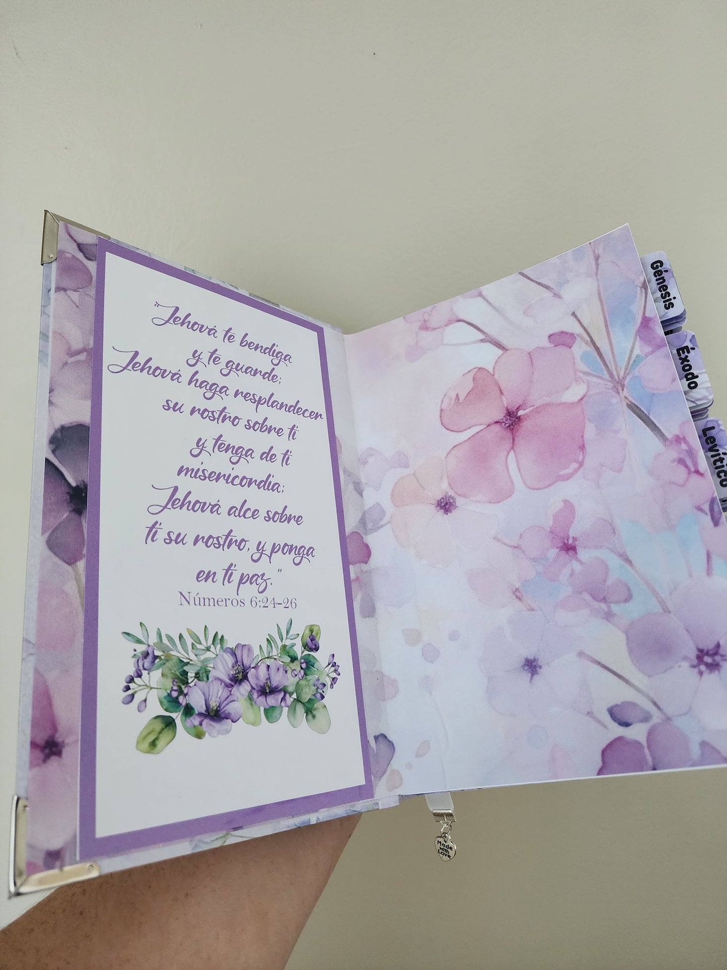 Biblia Guerrera de Dios ✨ | Flores Lavanda | Mujer y León | Reina Valera 1960 • NVI • KJV