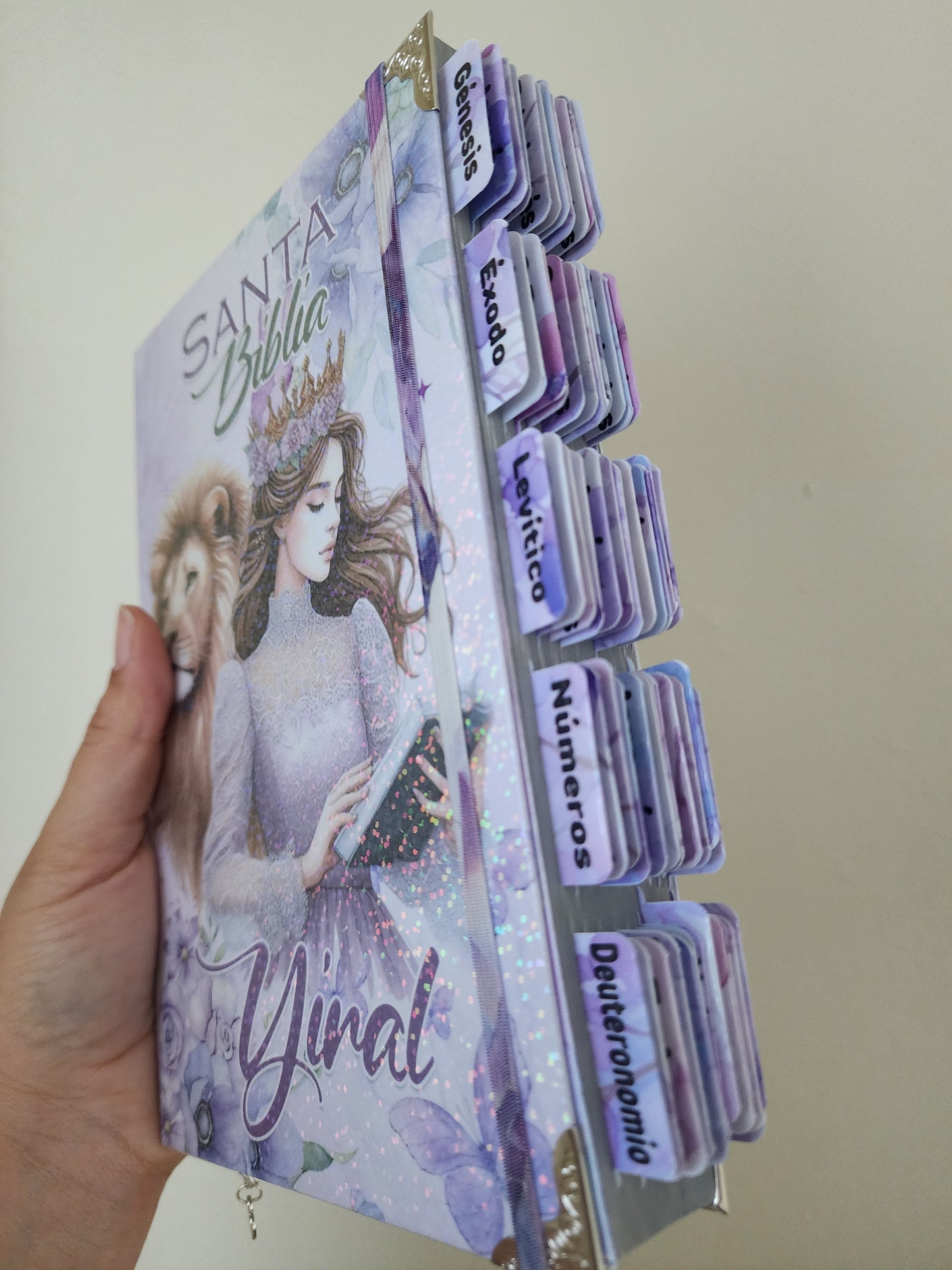 Biblia Guerrera de Dios ✨ | Flores Lavanda | Mujer y León | Reina Valera 1960 • NVI • KJV