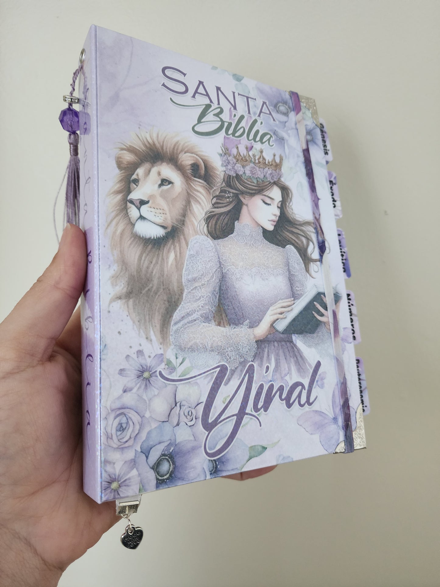 Biblia Guerrera de Dios ✨ | Flores Lavanda | Mujer y León | Reina Valera 1960 • NVI • KJV